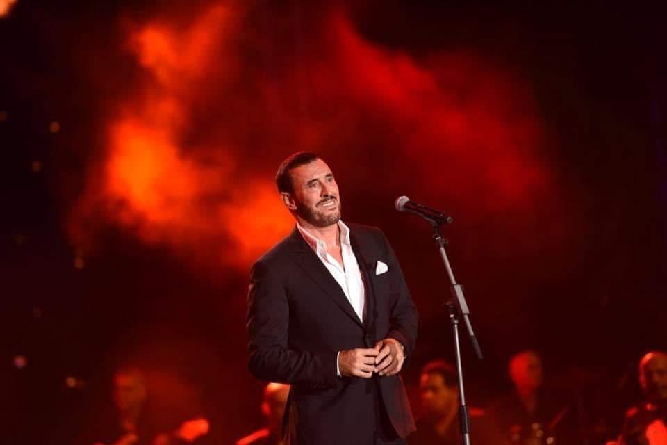 في صمت الليل، ترى الكواكب تتحدث بلغة النجوم، وفي صمت القلب، تسمع أنغام كاظم الساهر ترسم رواية الحياة. #الصمت #كاظم_الساهر #الحياة