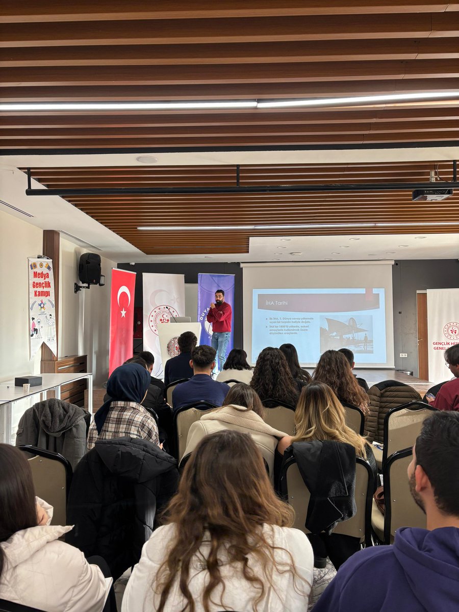 Drone kullanımı üzerine uygulamalı dersiyle @iletisim_ahbv Drone Eğitimi Sorumlusu Hasan Yurdakul öğrencilere renkli anlar yaşattı.
<a href="/GSBgenclik/">Gençlik Hizmetleri</a>