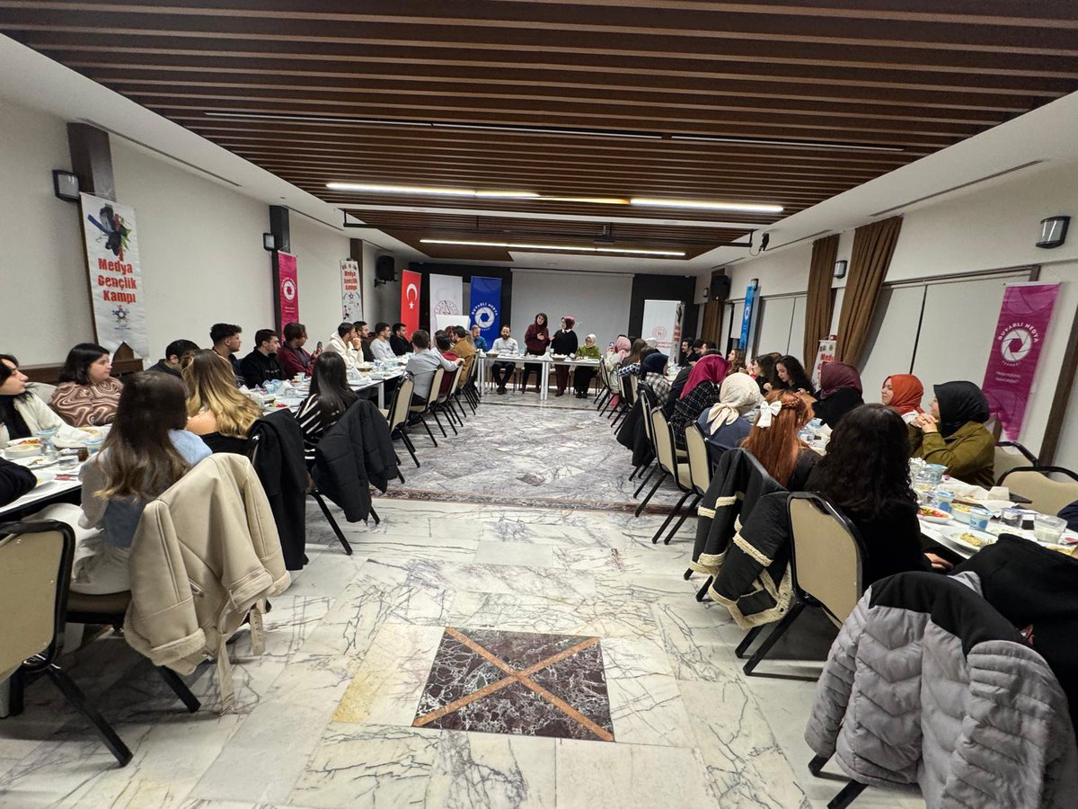 Medya Gençlik Kampı dersleri @iletisim_ahbv Dekanı <a href="/elifemrekaya/">Elif Emre Kaya</a>'nın katılımıyla, öğrenci ve misafirlerimizle bir araya geldiğimiz gala yemeği ile sona erdi. 
<a href="/GSBgenclik/">Gençlik Hizmetleri</a>