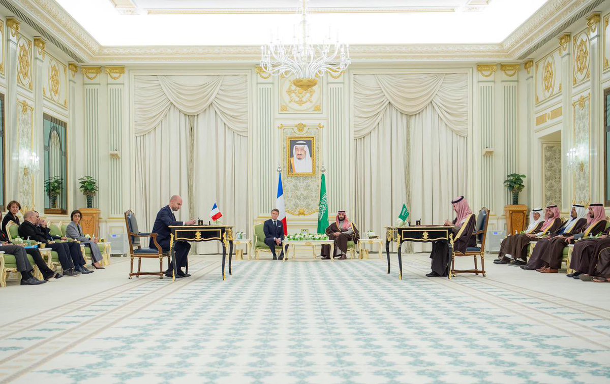 Badermasaker's tweet photo. سمو #ولي_العهد وفخامة رئيس الجمهورية الفرنسية يشهدان مراسم توقيع مذكرة تفاهم بشأن تشكيل مجلس الشراكة الاستراتيجي بين حكومتي المملكة وفرنسا. 

#ماكرون_في_الرياض https://t.co/XEngpxdHaD