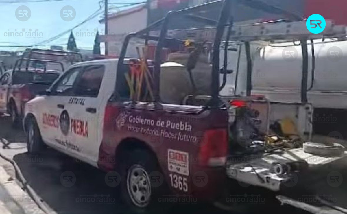 laredcincoradio's tweet photo. 🚒🔥 || Incendio de 3 vehículos en un domicilio de la calle 5 norte, entre 6 y 8 pte en Cd. Serdán. Bomberos de la estación Bravo 15 controlaron el fuego y minimizaron riesgos. Solo se reportan daños materiales. Se investiga la causa. #Incendio #CdSerdan #Bomberos #Seguridad https://t.co/swb4RUviwU