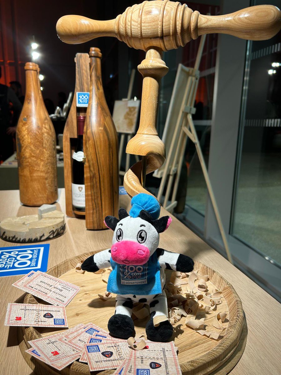 🏆5ème édition des Trophées de l’Artisanat du <a href="/Lebienpublic/">Le Bien Public</a>
Le prix Coup de Cœur a été remis par <a href="/FX_DUGOURD/">FXDugourd</a> à Denis Ferrand, ébéniste labellisé Savoir-faire 100% #CôtedOr. Un beau symbole pour la marque du <a href="/CD_CotedOr/">Côte-d'Or</a> qui fête ses 5 ans d’existence car ce sont les noces de bois.