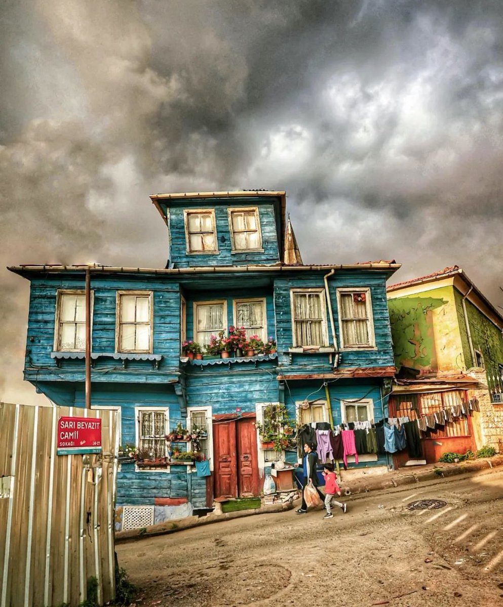 صباح غائم بألطافك يالله🤲🏻
لا وقوع فيه ولا تعثر..يالله🤲🏻 
غيثاً من لدنك يروينا يالله🤲🏻
#صباح_الخير