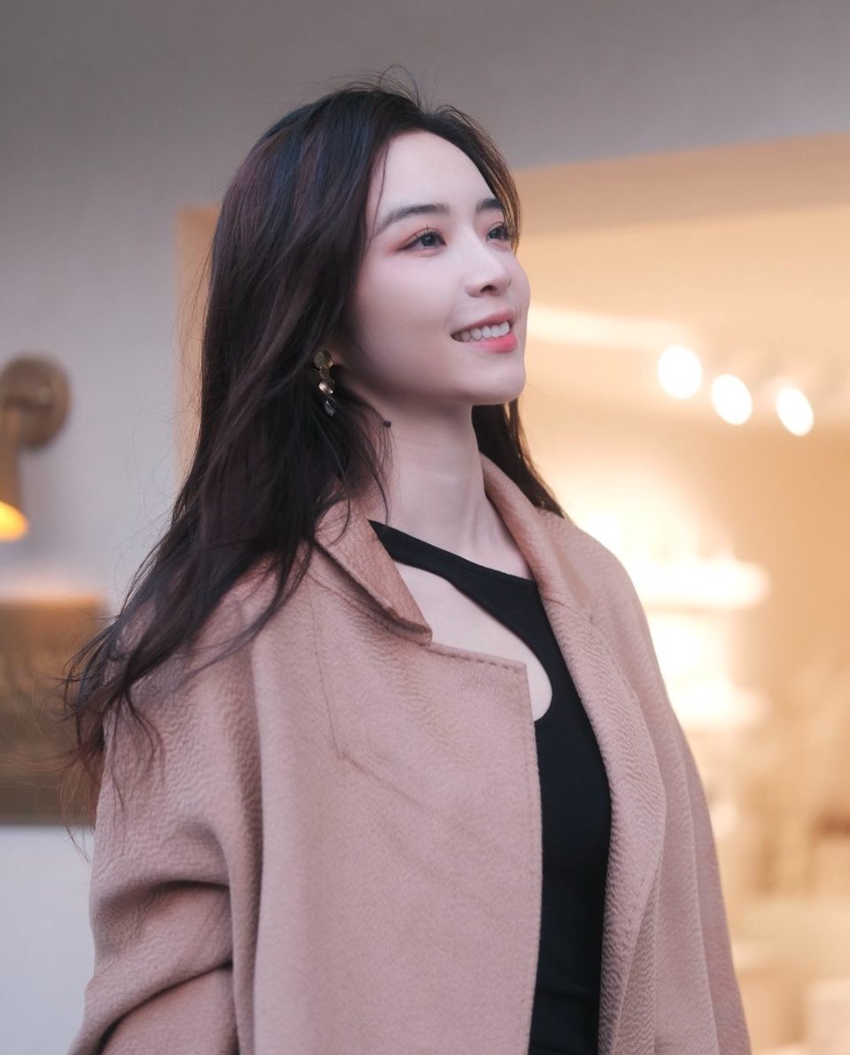 霜狗为了掩盖粗壮的肉腿穿上了嗨丝 其实纯纯是为了给金主享受 金主今晚就会把它撕烂然后架起肉腿把骚穴捅穿 https://t.co/rlNB1QnxDx