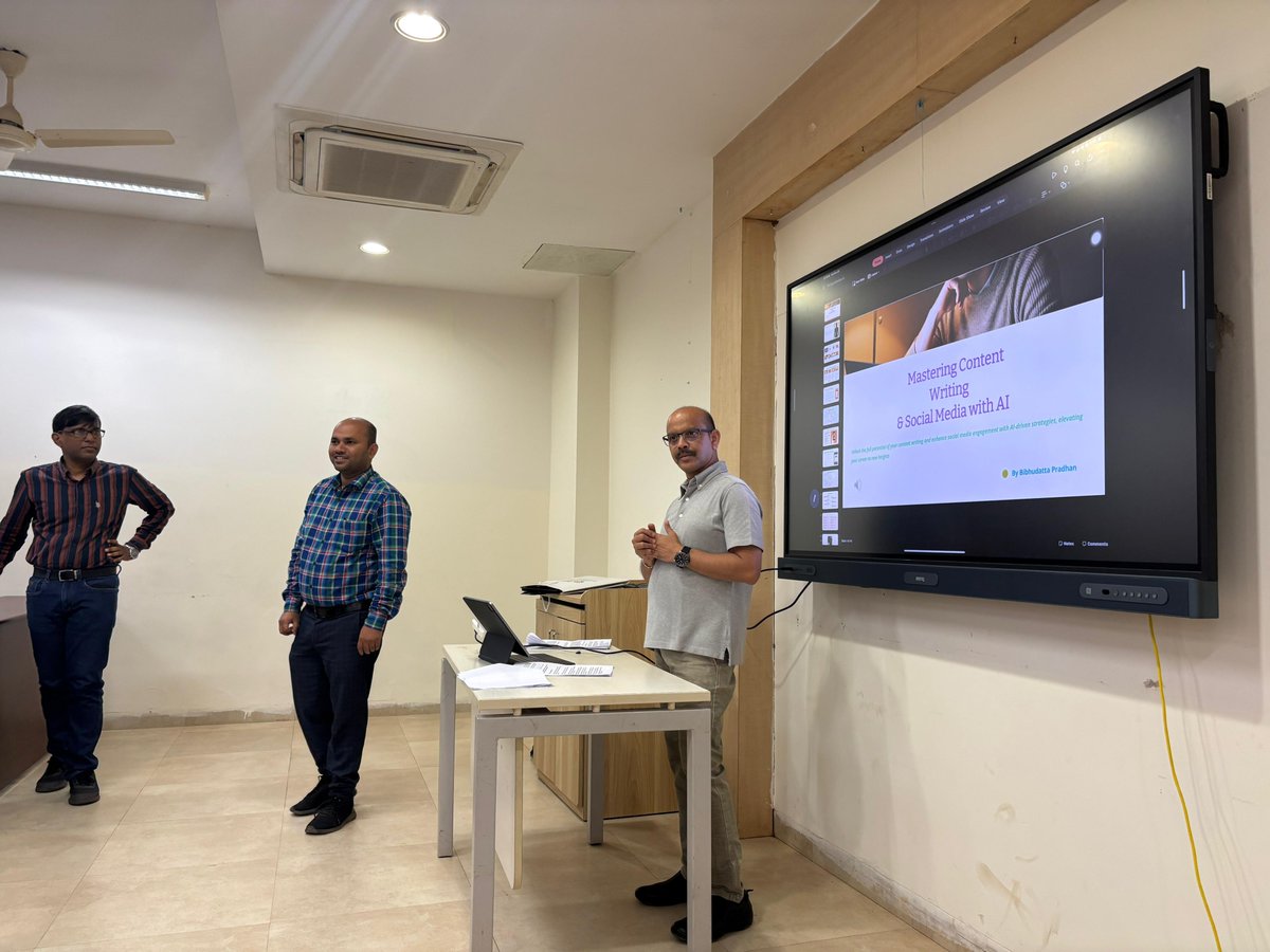 Mr. Bibhudatta Pradhan, a distinguished journalist with nearly three decades of experience, recently held a session for the students of the Birla School of Communication.   
#GuestLecture #BirlaSchoolofCommunication #bgu