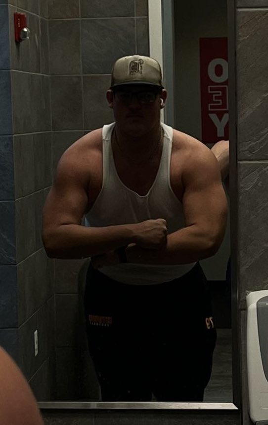 JKraley_79's tweet photo. Pushing weight in the offseason
6β4 295
#offseasongrind
#htownfootball
@carida_lenny
@TCNJfootball
@CJendryaszek
@UMassFootball
@FBCoachDBrown https://t.co/2EeyvF55m7