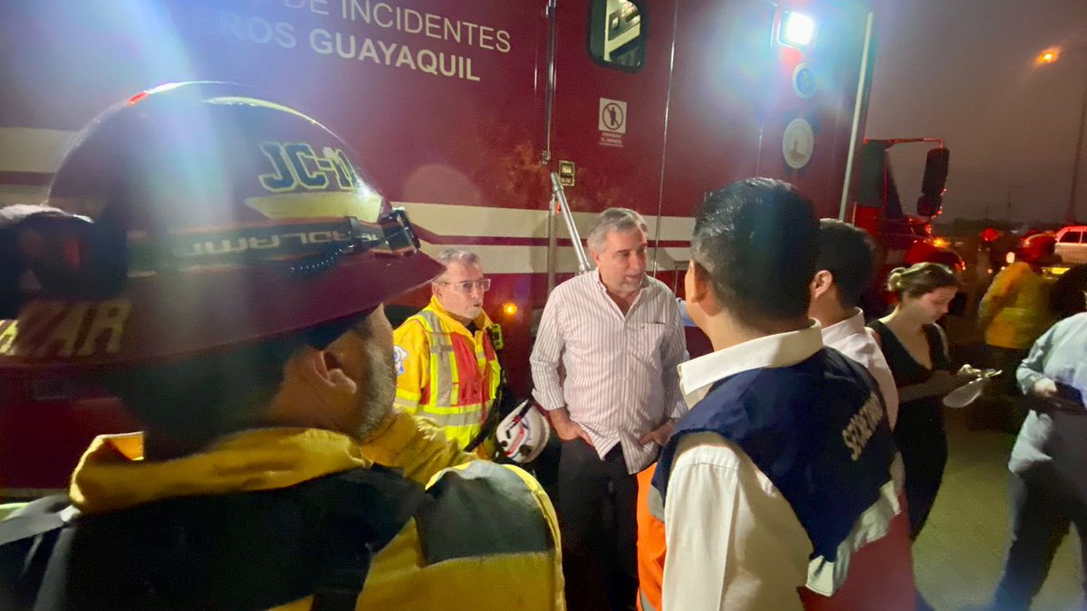 BomberosGYE's tweet photo. Nuestro Primer Jefe, Cnel. Martín Cucalón de Ycaza, mantuvo reunión con el ministro de @Riesgos_Ec Jorge Carrillo, Fernando Cornejo, Presidente del Directorio de @Segura_EP y Alex Anchundia, Gerente General de Segura EP,  para evaluar las operaciones desarrolladas hasta el momento para el combate del incendio forestal. 

El Tnte. Cnel. Leopoldo Terán y el Cap. Carlos Salazar, Jefe de la División Técnica Forestal y Ambiental, informan que se van a reorganizar las operaciones.