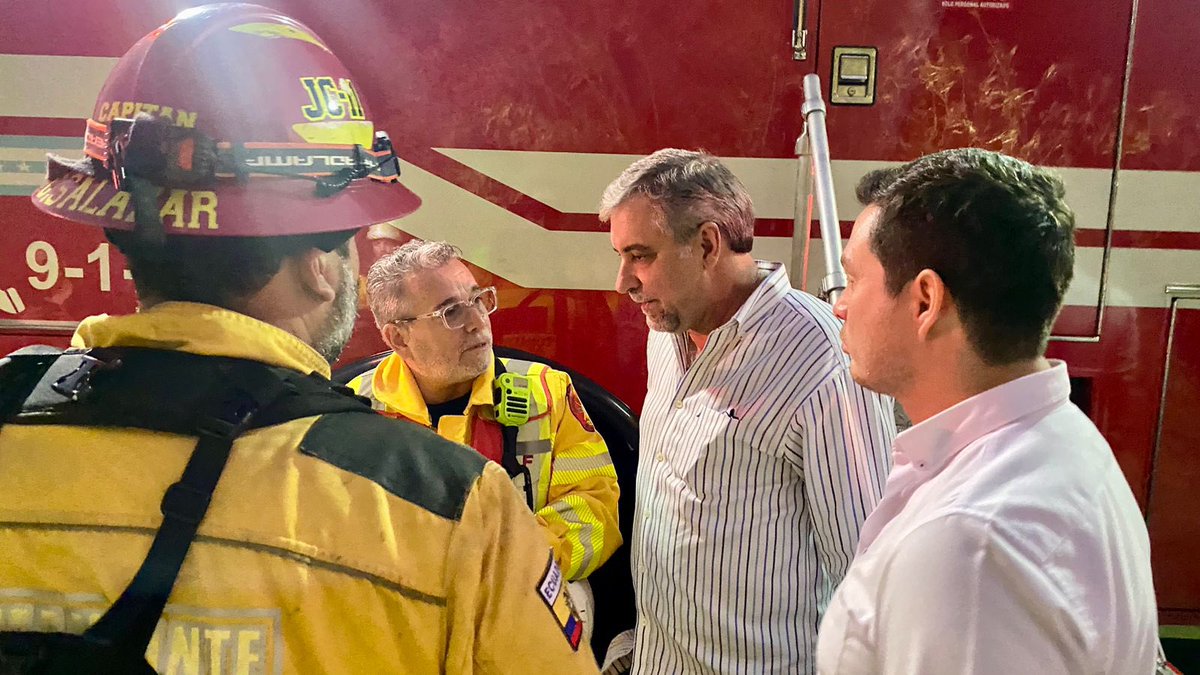 BomberosGYE's tweet photo. Nuestro Primer Jefe, Cnel. Martín Cucalón de Ycaza, mantuvo reunión con el ministro de @Riesgos_Ec Jorge Carrillo, Fernando Cornejo, Presidente del Directorio de @Segura_EP y Alex Anchundia, Gerente General de Segura EP,  para evaluar las operaciones desarrolladas hasta el momento para el combate del incendio forestal. 

El Tnte. Cnel. Leopoldo Terán y el Cap. Carlos Salazar, Jefe de la División Técnica Forestal y Ambiental, informan que se van a reorganizar las operaciones.