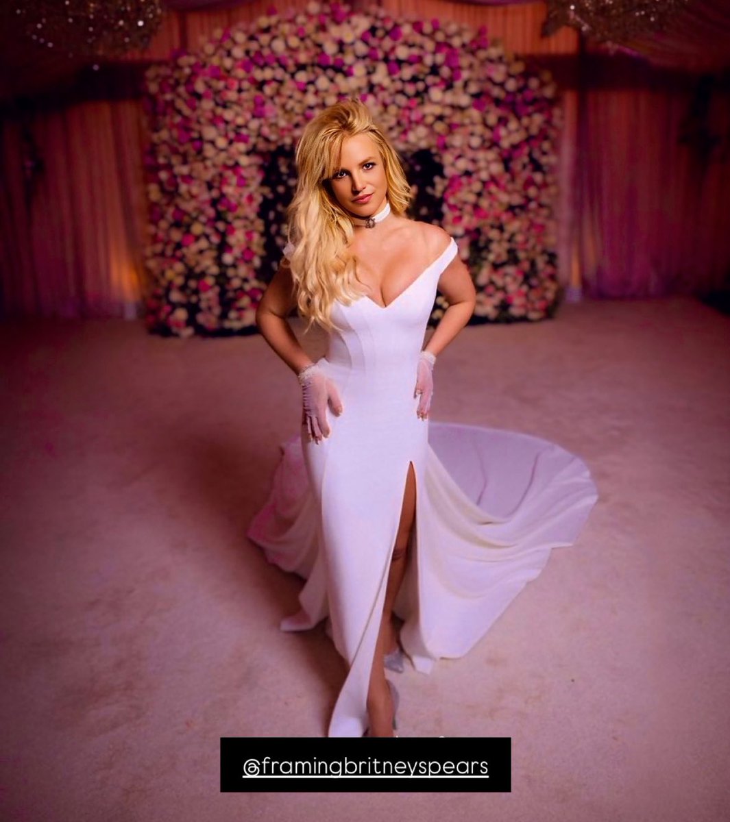 framingbritneys's tweet photo. Photographer, Kevin Ostajewski shares a rare professional photo of Britney Spears at her wedding in 2022. Every other solo photo of Britney was taken with an iPhone. 🌸

#BritneySpears https://t.co/NRRBYMA2uR
