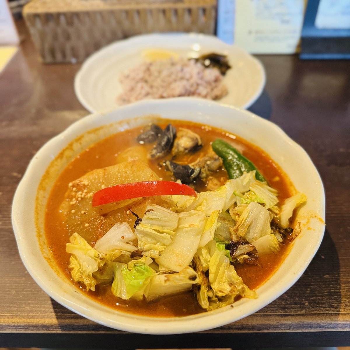 Tossy526's tweet photo. #1195
五〇堂
@札幌市中央区
日替わり「噴火湾産ごっことチキンと大根のスープカレー」辛さ6番、雑穀米小、白菜のオリーブオイル炒め、激辛とうがらし正油漬け。今年初、冬恒例のごっこ。卵までしっかりと。チキンもたっぷり。食感の違い。重層的な味わい。食べ応えすごい。#gomarudo #ヒロろぐ https://t.co/Vq0MH7z03B