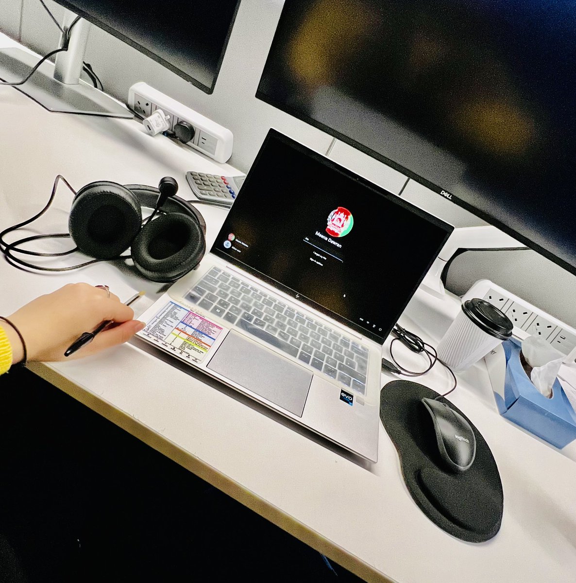 DawranMeena's tweet photo. 💛🖤
#office #work_time 💻 https://t.co/uhpo9P7ocj