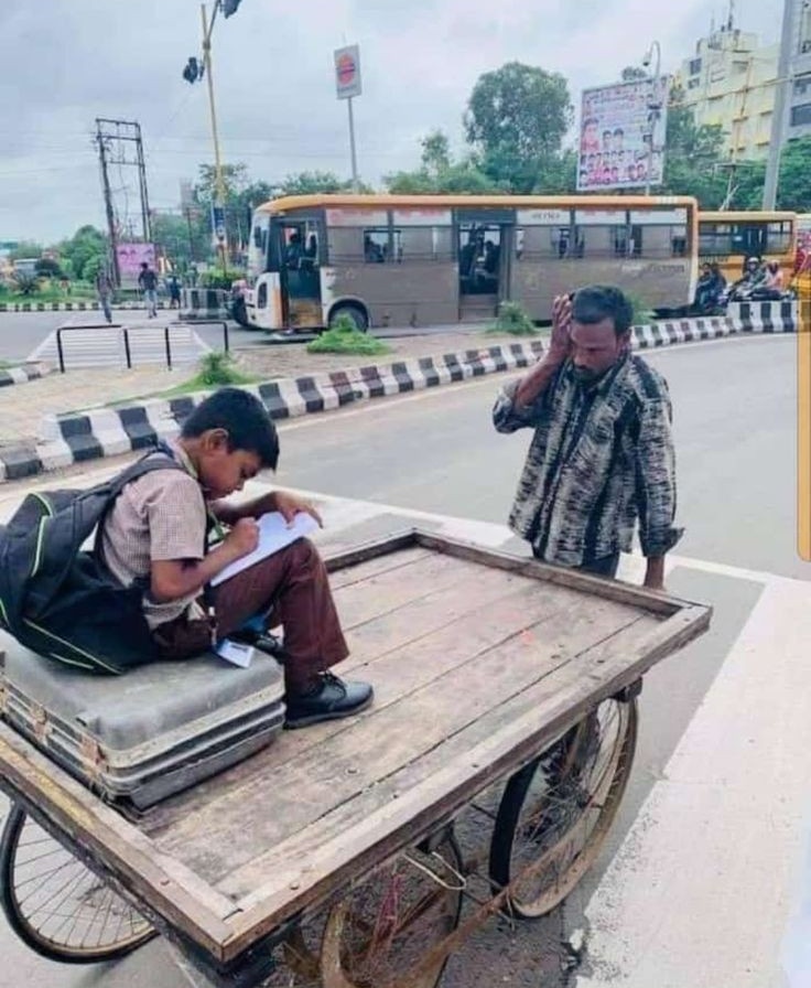 मिलते हैं हर एक को, #अवसर सौ-सौ बार।
चाहे उन्हें भुनाइये, या कर दो बेकार।।
या कर दो बेकार, समय को देखो जाते।
पर ऐसा कर लोग, फिरें फिर फिर पछताते।
‘ठकुरेला’ कविराय, फूल मेहनत के खिलते।
जीवन में बहु बार, सभी को अवसर मिलते।।

~ त्रिलोक सिंह ठकुरेला
#अवसर  #लेखनी ✍️
#कुण्डलिया