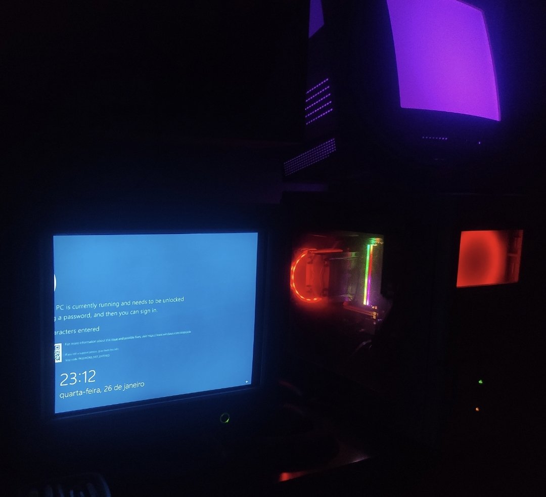 Ray261_'s tweet photo. @BrunoRataque Meu setup que montei com umas coisas do ferro velho e outras da internet, eu usava um suporte de ferro de passar para segurar o teclado na frente do monitor durante um bom tempo até comprar uma mesa boa https://t.co/mJNjZoQKtx