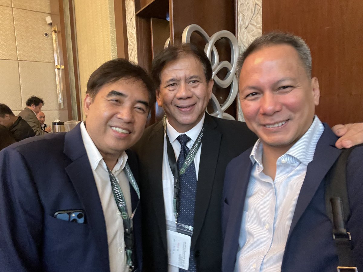 FilipinoSurgeon's tweet photo. Thank you to the @PhCollSurgeons for the invitation to give a talk on #SurgicalCoaching at the 80th Congress. Great turnout for a topic that can make a difference in surgeon well-being and patient safety and happy to see two of my fave colleagues in attendance @UCSFSurgery https://t.co/FKnGkuOPjk