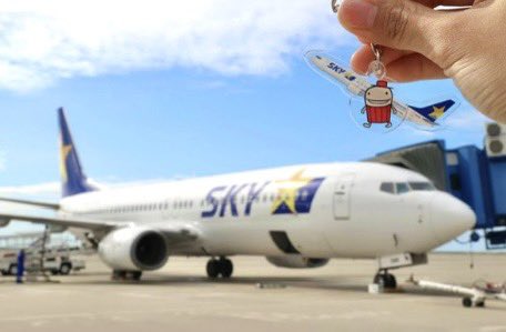 SkymarkJ's tweet photo. ＼＼飛び出せ！／／
#航空会社6社セントレアで大集合
Xキャンペーン

抽選で10名様にスカイマークの機体がデザインされたイベント限定アクリルキーホルダー(写真)とオリジナルグッズをプレゼント🎁

応募方法
①@SkymarkJ , @Centrairairport をフォロー
②本投稿をリポスト(12/9〆切)

他5社とセントレアでもキャンペーン同時開催中✈️✨