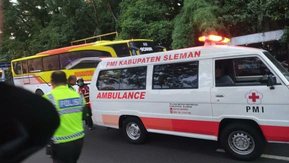 Ini subuh tadi min ,sekitar jam 4, truk ban pecah ditabrak truk...supir selamat, kernet qadarullah MD

Lokasi: Ringroad Utara, depan UPN.

Kronologi: 
Truk A ban pecah, stop di pinggir ringroad, kondisi gelap dan tidak menyalakan hazard. Hanya diberi penanda ember putih kusam.