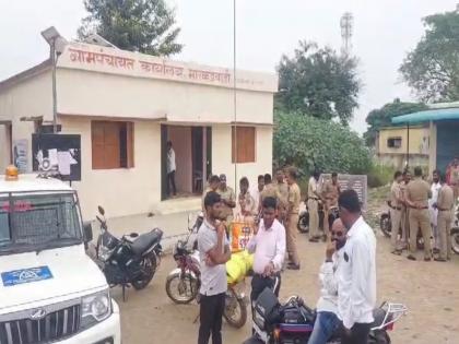 RRPSpeaks's tweet photo. मारकडवाडीत ग्रामस्थांकडून होणारं मतदान म्हणजे #EVM मध्ये कोणतीही गडबड नसल्याचं आणि ते पारदर्शक असल्याचं सिद्ध करण्याची निवडणूक आयोगाला नामी संधी आहे… पण या संधीचा लाभ घेण्याऐवजी बॅलेट पेपरवर मतदानच होऊ नये म्हणून भेदरलेल्या प्रशासनाने तिथं जमावबंदी लागू केलीय आणि लोकं मतदानाला येऊ नयेत म्हणून लोकशाही असतानाही ३०० पोलिसांचा फौजफाटा तैनात केलाय. 

‘बाप दाखव नाहीतर श्राद्ध घाल’ ही एक अर्थपूर्ण प्रसिद्ध मराठी म्हण आहे. त्यानुसार मारकडवाडीतील मतदानाच्या माध्यमातून आयोगाने एकतर पारदर्शकतेचा बाप दाखवावा नाहीतर EVM चं श्राद्ध तरी घालावं.. 

पण आयोग यापासून का पळ काढतोय?

#MaharashtraElection2024
#माळशिरस_विधानसभा | #मारकडवाडी |
#EVMScam  |