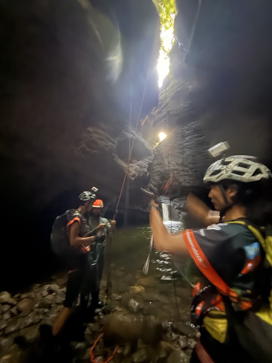 eastwind_mgr's tweet image. 【ARWC2024】
ロープはチームに2名が行うというルールで、ここはヨネとジョージが行く。
トレンチフットのテツと異変をきたした田中はしばしの休息で回復を試みる。

#arwc2024 #eastwind #adventurerace
#イーストウインド #アドベンチャーレース