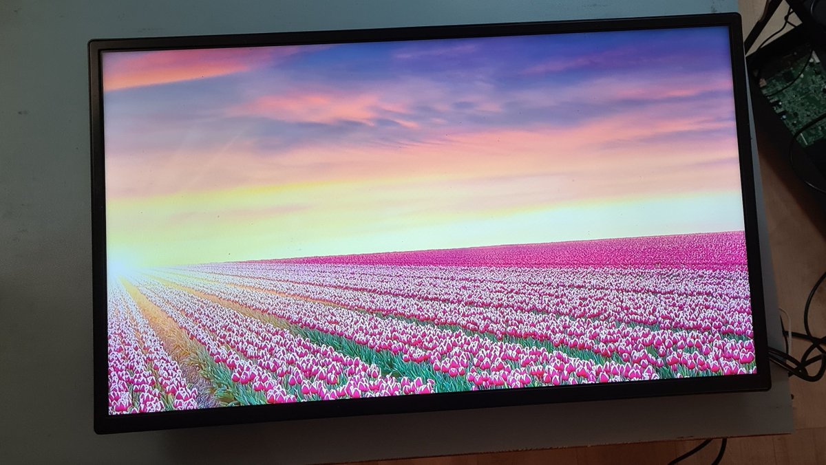 monitorkapot's tweet photo. Deze LG 32SE3B-B monitor had een donker beeld als gevolg van defecte backlights. Er is een nieuwe lampenset geplaatst in het LCD panel en het beeld is weer volledig verlicht. #LG #32SE3B #dominos https://t.co/G1dyqf9g1l