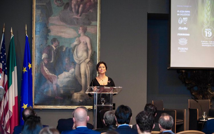 “Gifts of time and love are surely the basic ingredients of a truly merry Christmas.-
✍🏼Peg Bracken 
🎄❤️🎁
Check out my December Cuisine and Culture News Here…

amyriolo.com/campaigns/view…