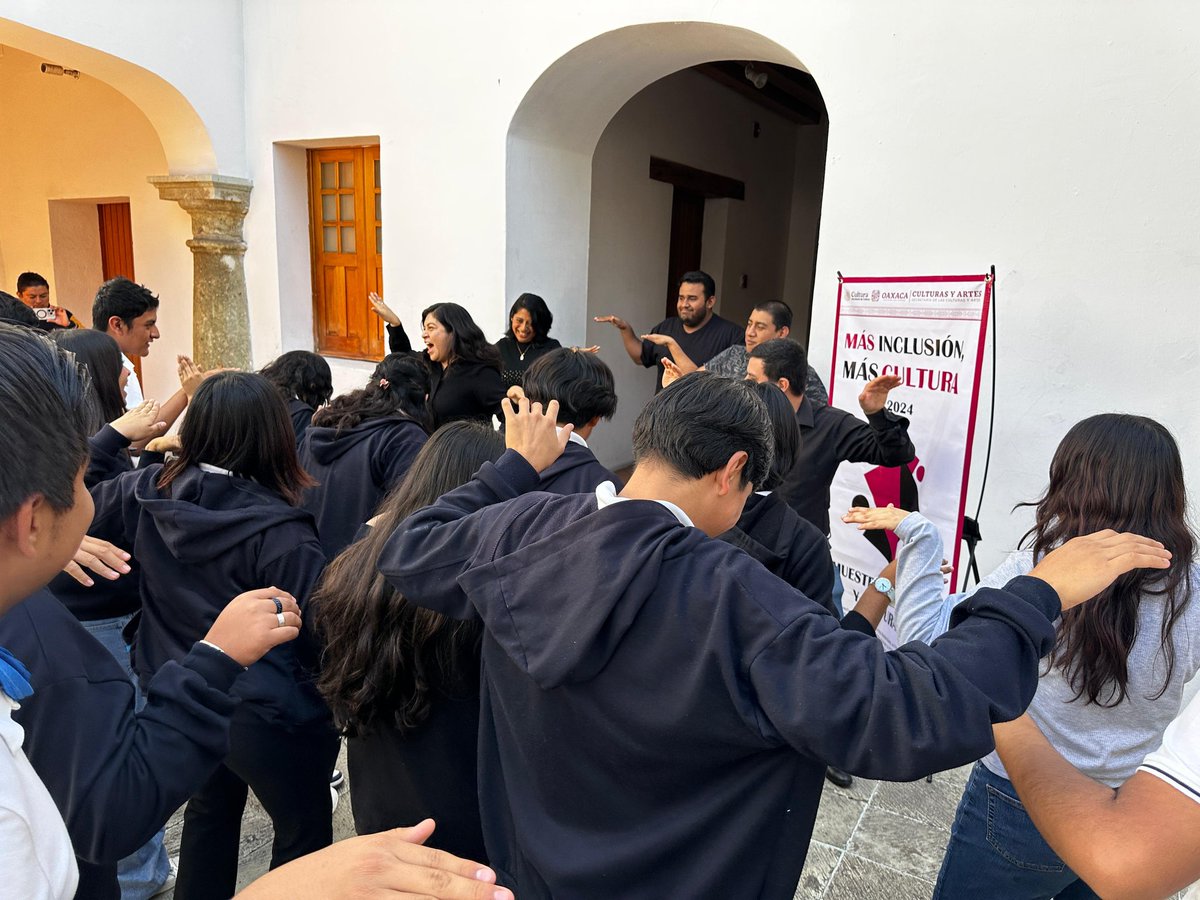SECULTA_GobOax's tweet photo. El Gobierno del Estado de Oaxaca, a través de la Secretaría de las Culturas y Artes, en el marco del Programa de Apoyo a Instituciones Estatales de Cultura (AIEC) 2024,  en el marco de: "Más inclusión, más cultura", realizó:

 LECTURA INTERACTIVA TITULADA: EL MUNDO EN MIS MANOS https://t.co/KMky5GhD9C