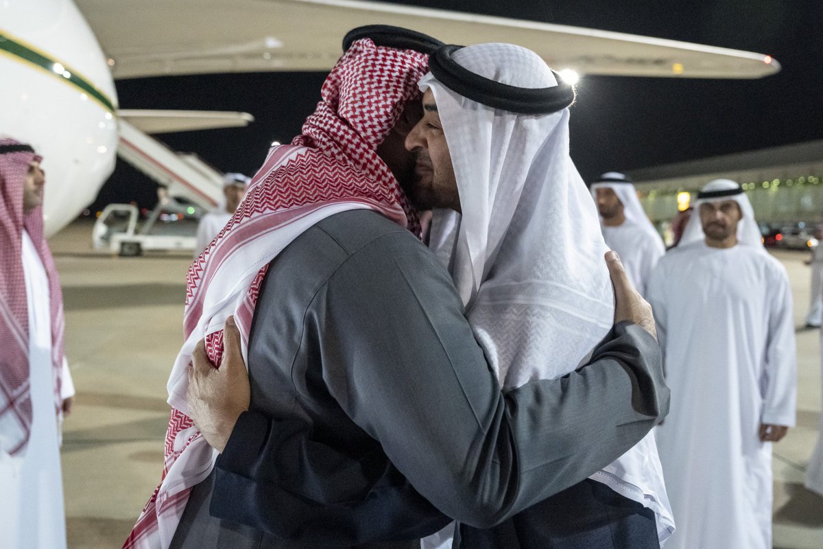 عناق الأشقاء هو احتضان للروح، ووعد دائم بأن الأخوة تظل حصنًا مهما عصفت بهم الأحداث.