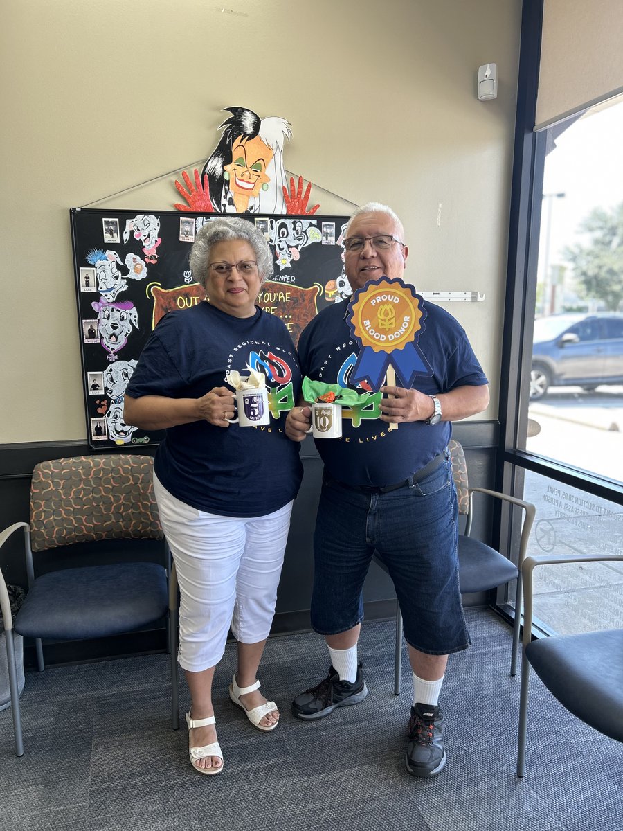 commitforlife's tweet image. What&apos;s a Monday without starting the week with #MugShotMonday? This couple both got a new cup on their latest visit. Cheers to the 5 and 10-gallons club and thank you for helping us #CommitForLife
