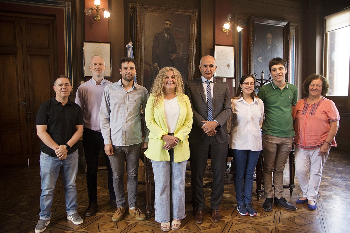 MLopezArmengol's tweet photo. Recibimos a los estudiantes de la @unlp Laureano Álvarez (@exactas_unlp) y Larisa Maldonado Clar (@bbaunlp). Participaron del programa de la NASA United Space School y fueron elegidos para planificar una misión tripulada a Marte. ¡Orgullo UNLP! https://t.co/Ui9DGYEGik