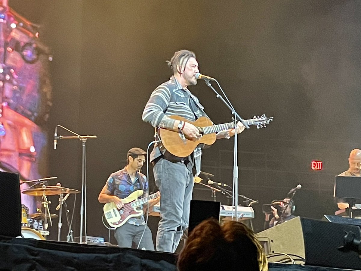 Hey <a href="/BrettYoungMusic/">Brett Young</a> are you playing Hawaii again in February? Asking for a friend who needs to schedule a vacation over there again soon with front row tickets…