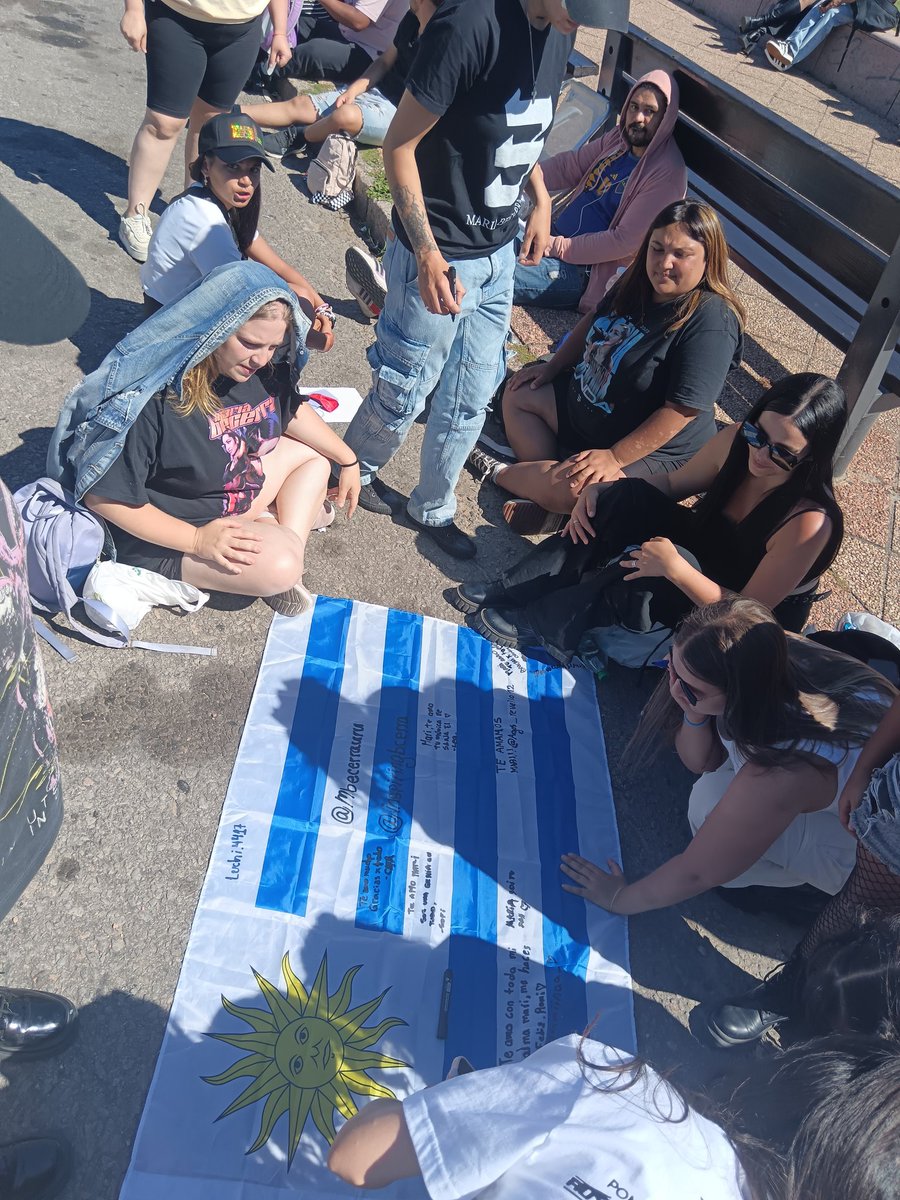 gracias a todos los que se coparon firmando la bandera, ya esta en manos de mari 🥹🫶🏻