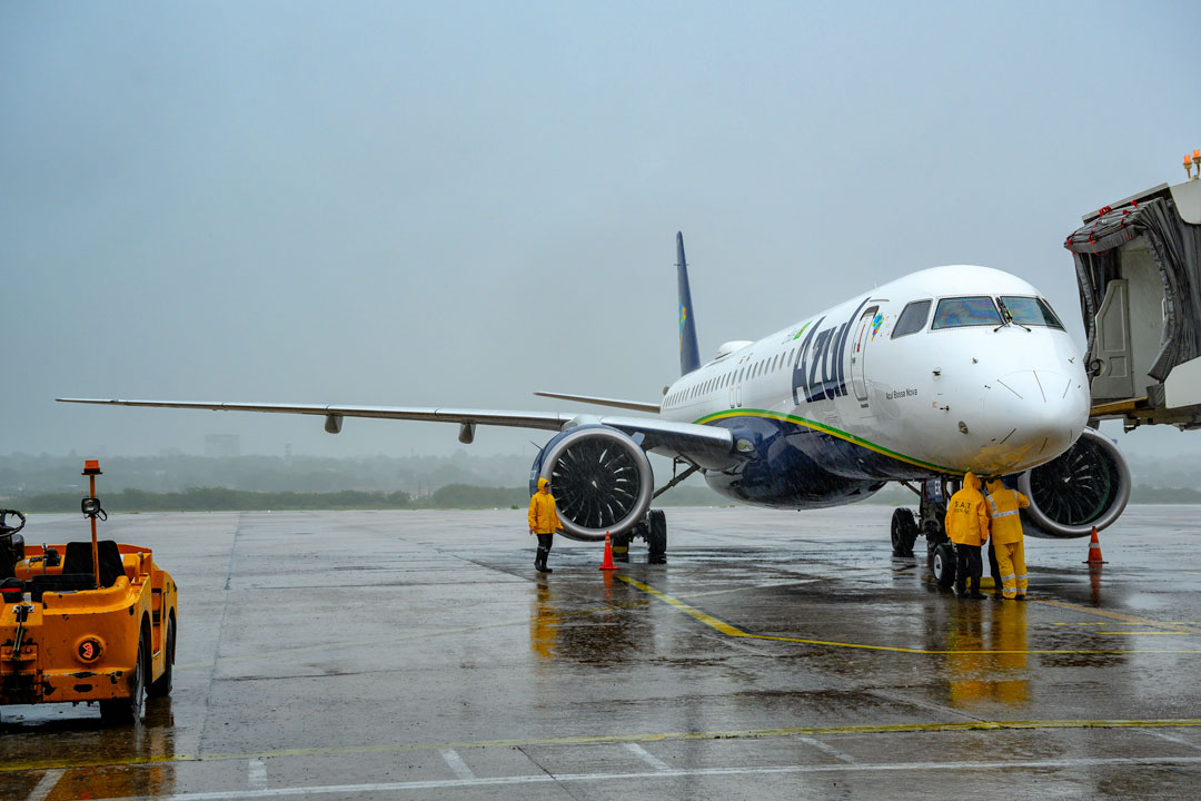 snao122's tweet photo. Bajo una intensa lluvia aterrizaba el @embraer E195 E2 de @azulinhasaereas, marcando el inicio de la ruta aérea que conecta Campinas (VCP/SBKP) 🇧🇷con Asunción (ASU/SGAS) 🇵🇾.
#Asuspotters by @aeronauticapy & @aviacionline https://t.co/viSJTcrpNF