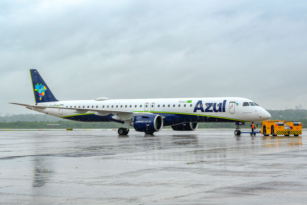 snao122's tweet photo. Bajo una intensa lluvia aterrizaba el @embraer E195 E2 de @azulinhasaereas, marcando el inicio de la ruta aérea que conecta Campinas (VCP/SBKP) 🇧🇷con Asunción (ASU/SGAS) 🇵🇾.
#Asuspotters by @aeronauticapy & @aviacionline https://t.co/viSJTcrpNF