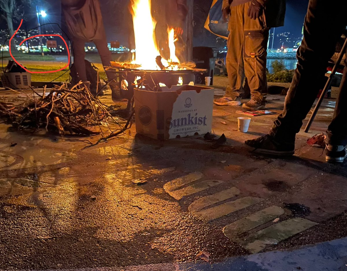 fionaeyork's tweet image. Community fire 🔥gathering @ #CRABPark, with the markers of colonial violence just behind
🔥🦀⛺️🙏🏕️
24 days after forced eviction that eliminated #daytimesheltering for 100s of people.
Meanwhile, other cities seek to create outdoor sheltering spaces
cbc.ca/news/canada/ne…