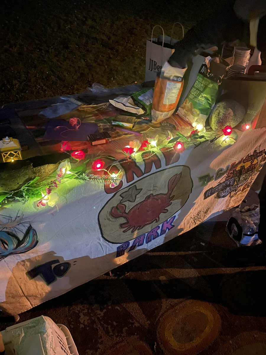 fionaeyork's tweet image. Community fire 🔥gathering @ #CRABPark, with the markers of colonial violence just behind
🔥🦀⛺️🙏🏕️
24 days after forced eviction that eliminated #daytimesheltering for 100s of people.
Meanwhile, other cities seek to create outdoor sheltering spaces
cbc.ca/news/canada/ne…