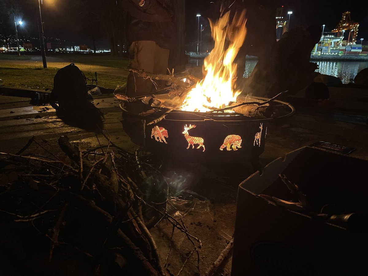 fionaeyork's tweet image. Community fire 🔥gathering @ #CRABPark, with the markers of colonial violence just behind
🔥🦀⛺️🙏🏕️
24 days after forced eviction that eliminated #daytimesheltering for 100s of people.
Meanwhile, other cities seek to create outdoor sheltering spaces
cbc.ca/news/canada/ne…