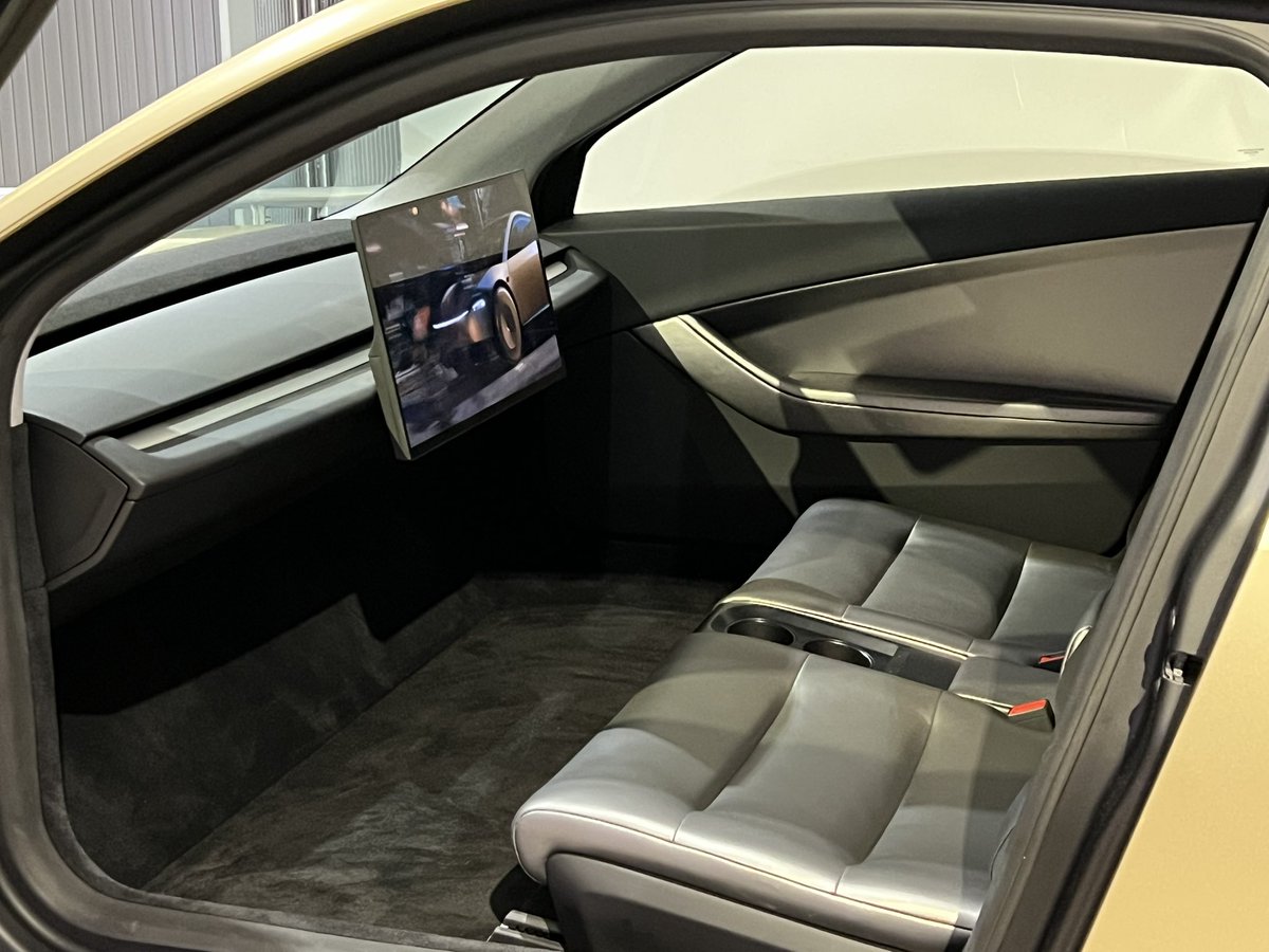 BradGoldbergMD's tweet photo. Imagine driving to work AND being able to catch up on emails, finish charts, take a quick meeting.. or just taking a nap? For me that’s about 5 hours added benefit/wk. I work crazy hrs, how great to be driven home after working all night? What value would you put on that? @Tesla @Tesla_AI @elonmusk @wholemars