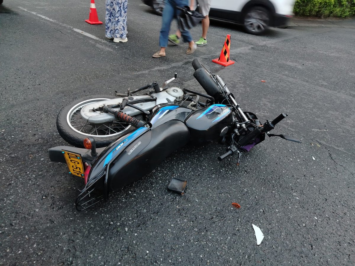 soydeituango's tweet image. #NosEscriben hoy lunes 2 dé diciembre 4:30 p.m.  choque entré 🛵 y 2 vehículos #Dirección carrera 78 con la calle 35 barrio Laureles #Medellín cada mes hay varios accidentes de tránsito en éste sitio, se necesitan semáforos @AlcaldiadeMed @sttmed @luisyepesb