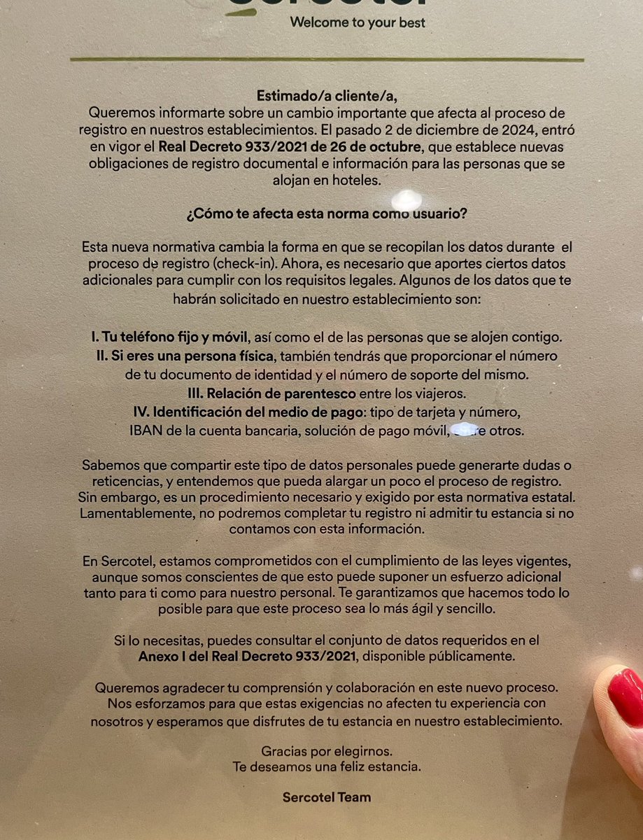 Acabo de llegar  a un hotel de Madrid. 
Aviso en recepción: Me obligan a compartir  mis  datos personales  con un Gobierno bajo sospecha de filtrar datos personales. 
Todo en orden.