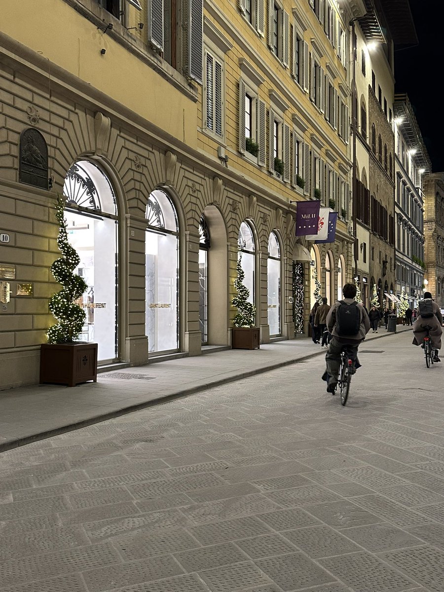 kcovophoto's tweet image. Where are the Christmas lights Florence???
#yourflorence 
#creditcrunchchristmas
#disappointing