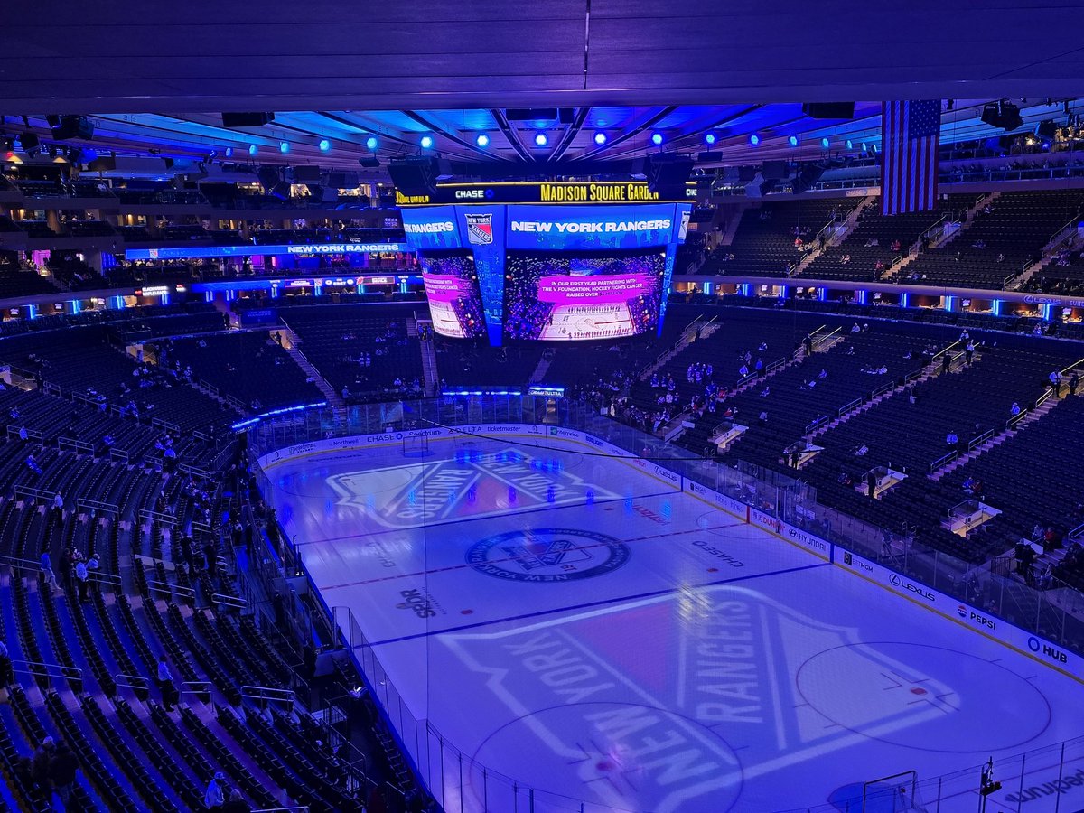 DKarlab_'s tweet photo. At MSG watching the #Rangers tonight https://t.co/07pTEepegL