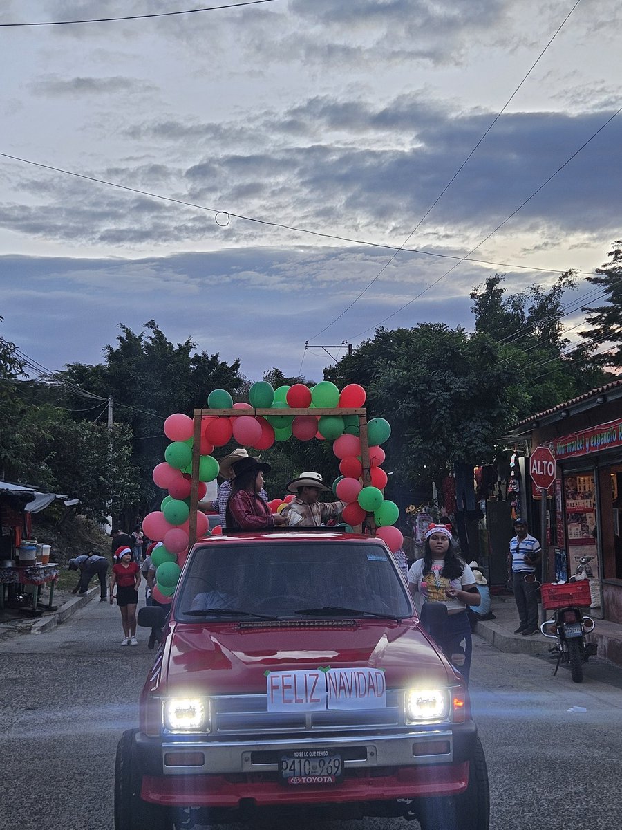 JorgeCastro_SAO's tweet photo. A esta hora en el desfile en el Distrito de Santiago de la Frontera.

Pronto la iluminada de nuestro árbol acá.🇸🇻🙏🏼🤠 https://t.co/w9cesT0thl
