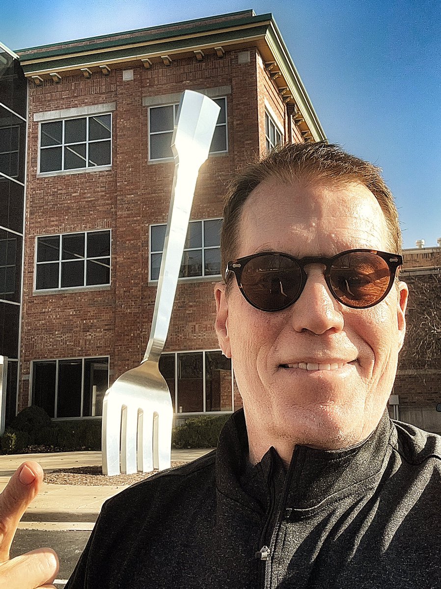 brenthuff11's tweet image. Not to be flexing, but I’m standing in front of the world’s largest fork.  Quite an accomplishment.  Don’t be a hater. #springfieldmo #fork # Missouri #vanlife #forklife