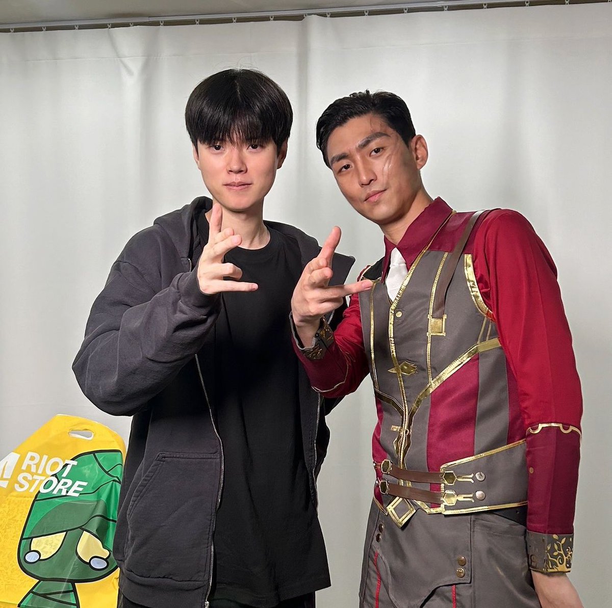 rumor_1023's tweet photo. 🔫🔫

cr.h_ee_kim https://t.co/af1OJ3l9XS