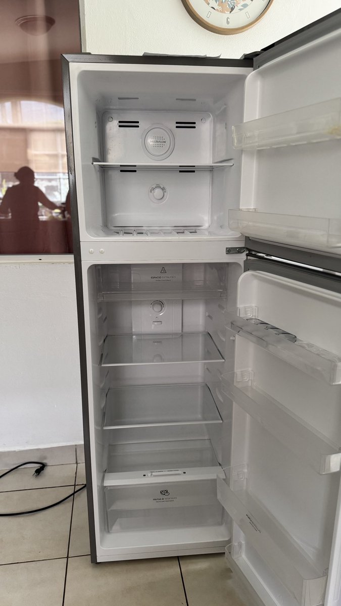 the_sunflower92's tweet photo. Holaa! Estamos vendiendo la refri. Es marca Frigidaire. Salió súper buena. Es inverter, de 12 pies, anti-frost. Es súper ahorrativa y funciona al 100. Solo tiene detalles estéticos. Precio C$10,000 negociables. 
RT porfa para que llegue a quien planee comprar una 😊
📍Managua https://t.co/AO7hRwW1BU