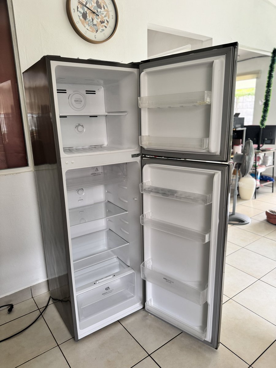 the_sunflower92's tweet photo. Holaa! Estamos vendiendo la refri. Es marca Frigidaire. Salió súper buena. Es inverter, de 12 pies, anti-frost. Es súper ahorrativa y funciona al 100. Solo tiene detalles estéticos. Precio C$10,000 negociables. 
RT porfa para que llegue a quien planee comprar una 😊
📍Managua https://t.co/AO7hRwW1BU