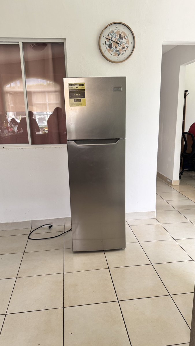 the_sunflower92's tweet photo. Holaa! Estamos vendiendo la refri. Es marca Frigidaire. Salió súper buena. Es inverter, de 12 pies, anti-frost. Es súper ahorrativa y funciona al 100. Solo tiene detalles estéticos. Precio C$10,000 negociables. 
RT porfa para que llegue a quien planee comprar una 😊
📍Managua https://t.co/AO7hRwW1BU