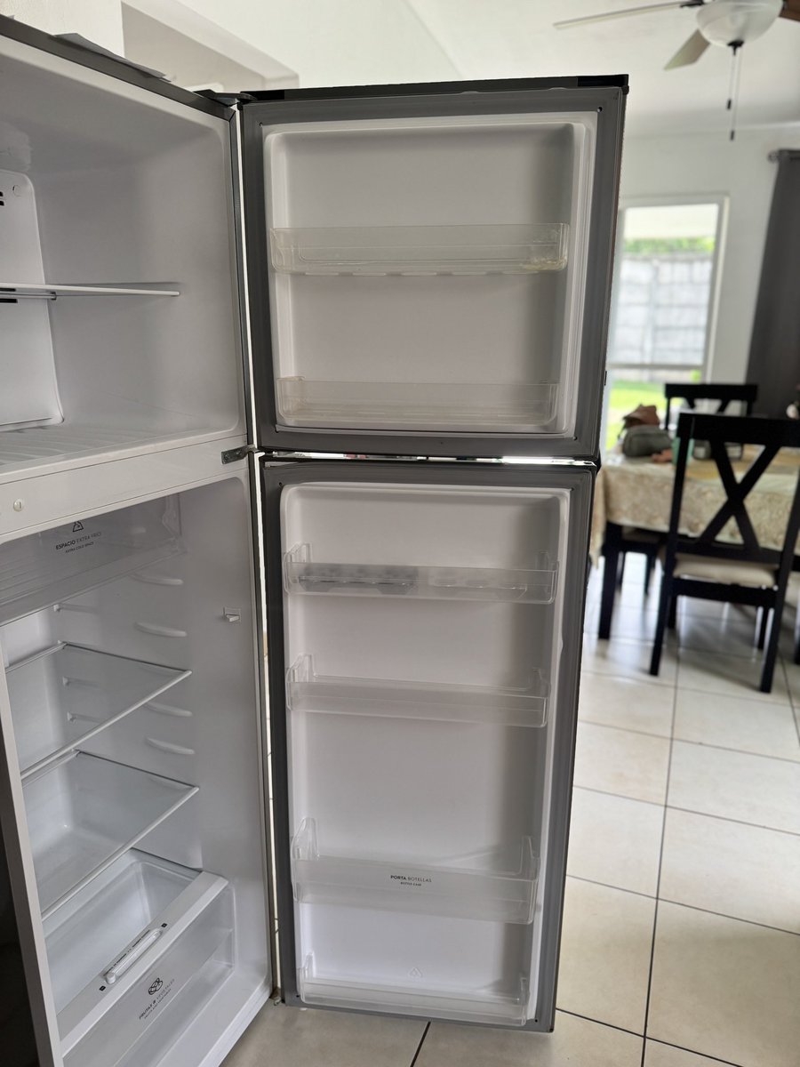 Holaa! Estamos vendiendo la refri. Es marca Frigidaire. Salió súper buena. Es inverter, de 12 pies, anti-frost. Es súper ahorrativa y funciona al 100. Solo tiene detalles estéticos. Precio C$10,000 negociables. 
RT porfa para que llegue a quien planee comprar una 😊
📍Managua