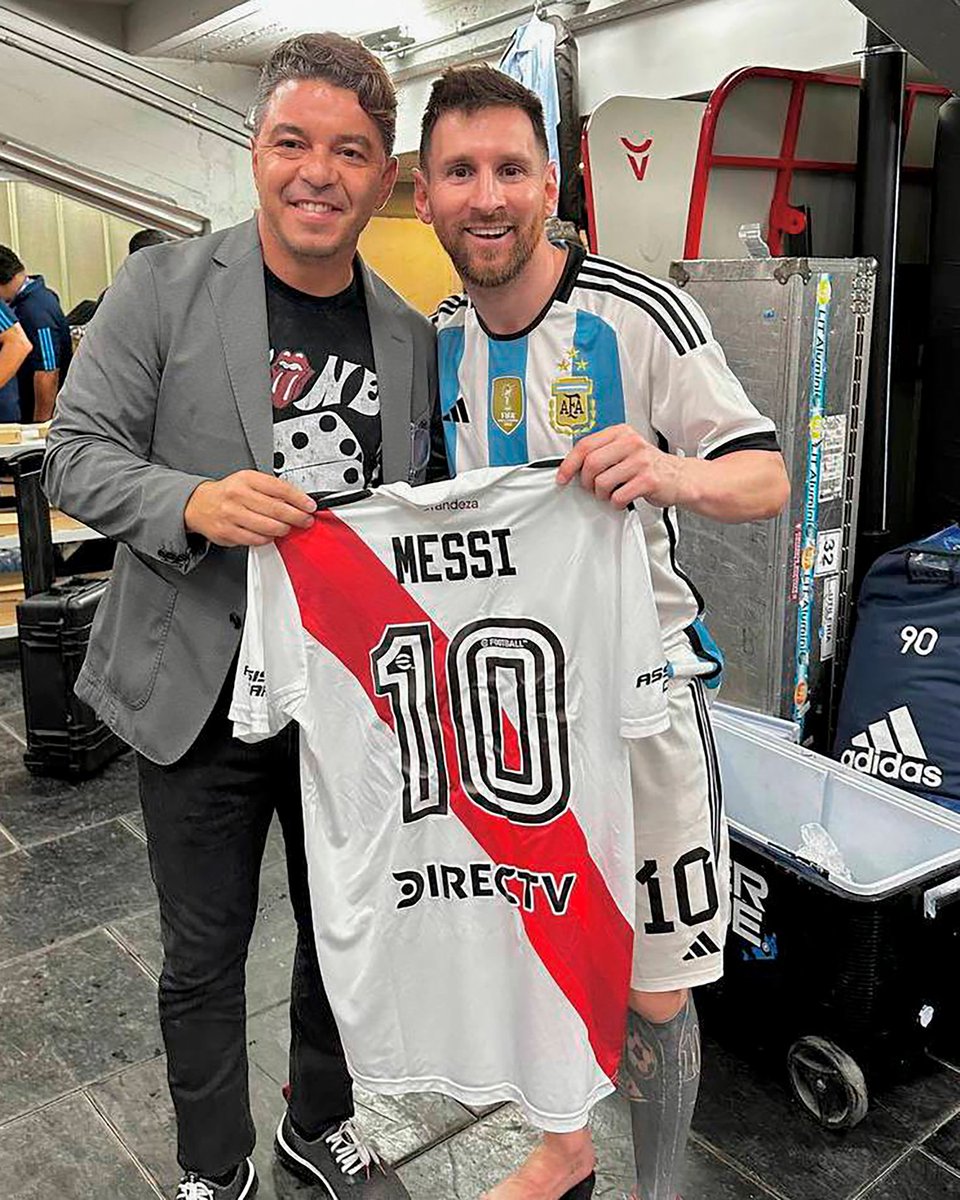 _franco30_'s tweet photo. Imaginate no ser hincha del mismo equipo que tu papá

Los Messi de River https://t.co/n9DYLPr59S