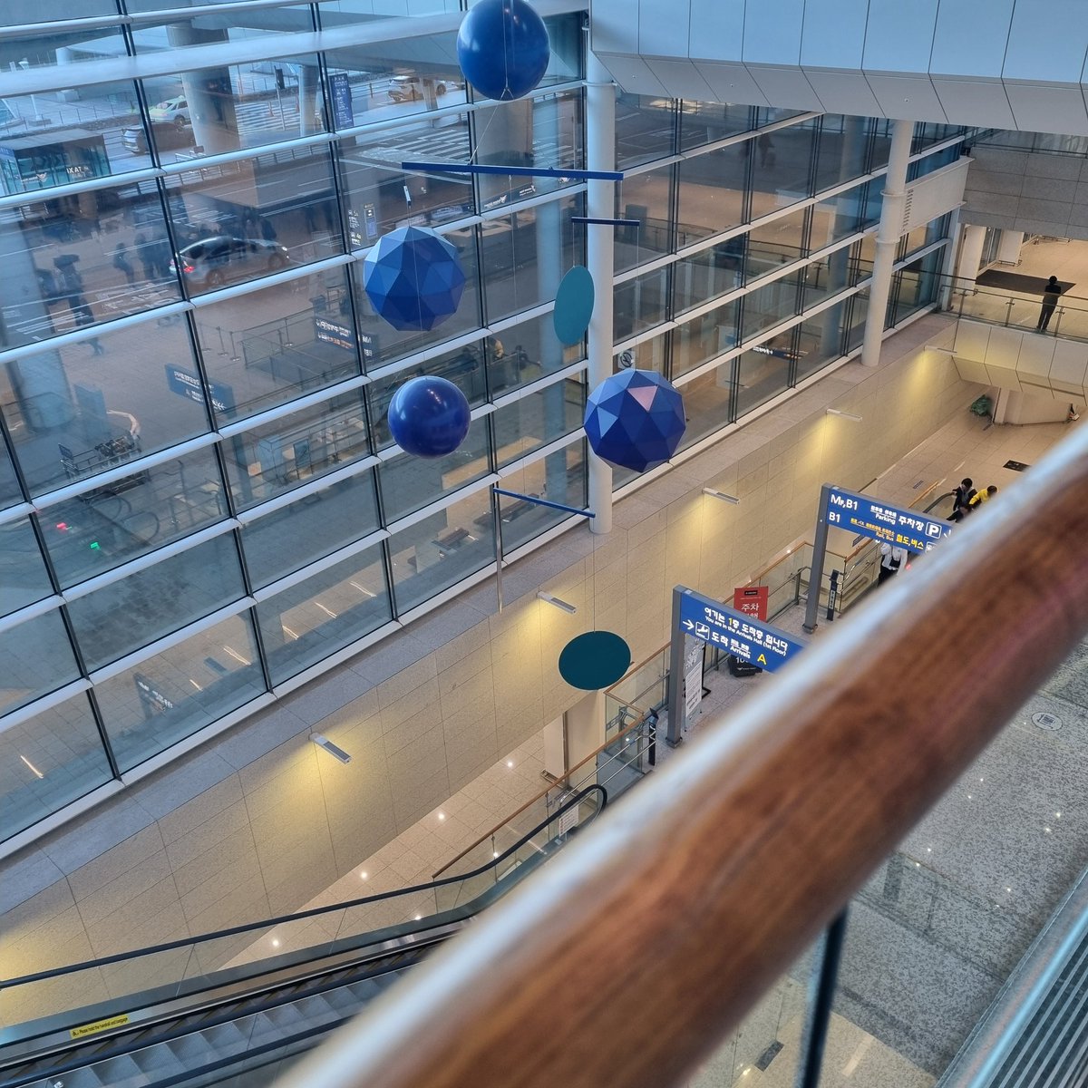 #여행은못가도기분만이라도 
인천공항 2터미널 3층출국장 
한산함
24.12.03 오전8시52분