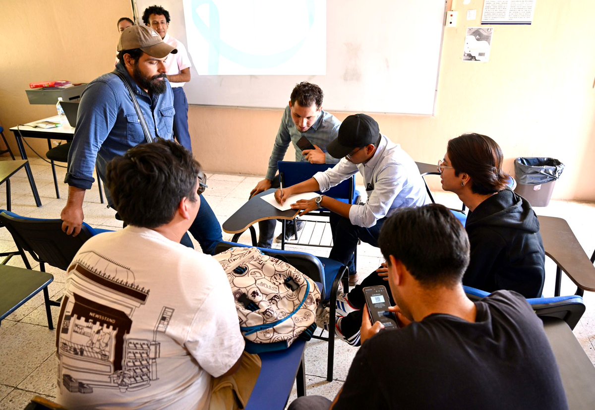 uaemorelos's tweet image. 🍎 En el marco del Día Internacional contra los #TCA (30/11), estudiantes de Nutrición y Psicología de la #UAEM impartieron una charla en la Facultad de Derecho y Ciencias Sociales. Hablemos de prevención y mitos: porque la información salva vidas. #SaludMental #ComunidadUAEM